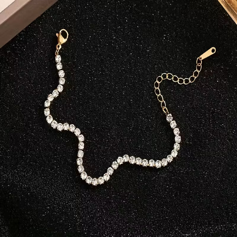 Elegant jewelry suitable as a gift for a woman