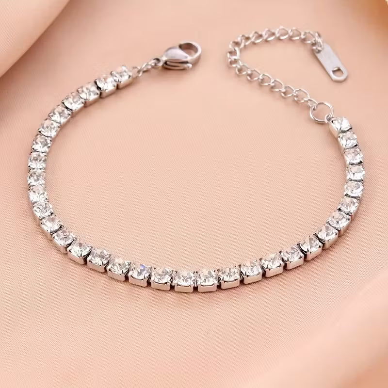 Elegant jewelry suitable as a gift for a woman