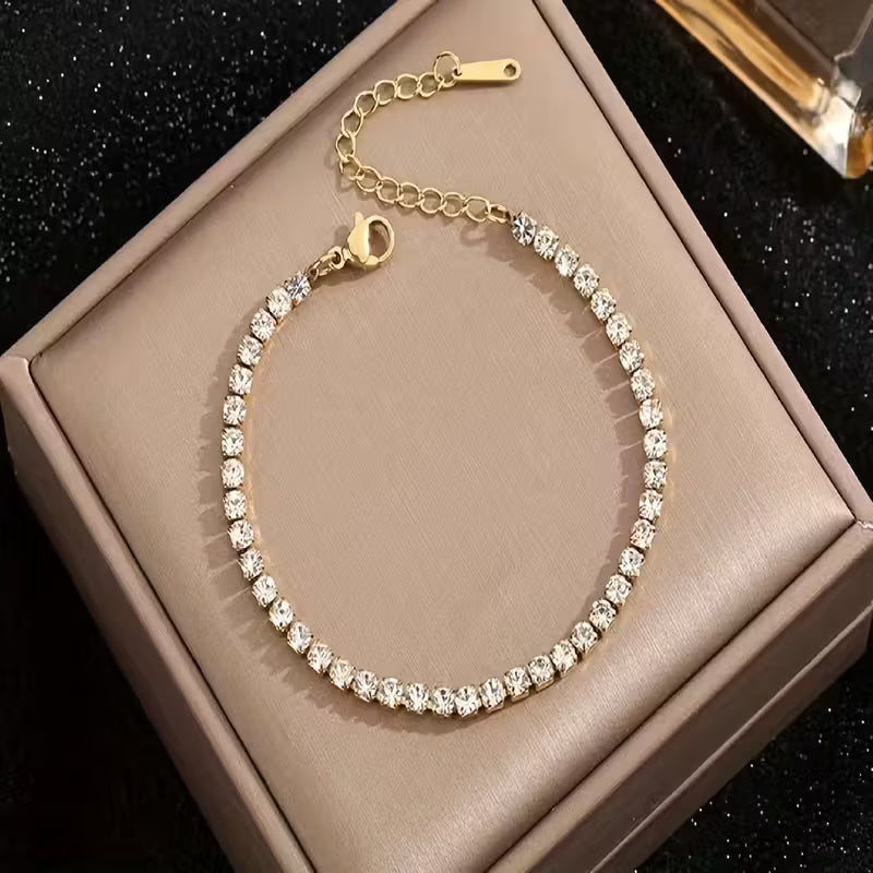 Elegant jewelry suitable as a gift for a woman